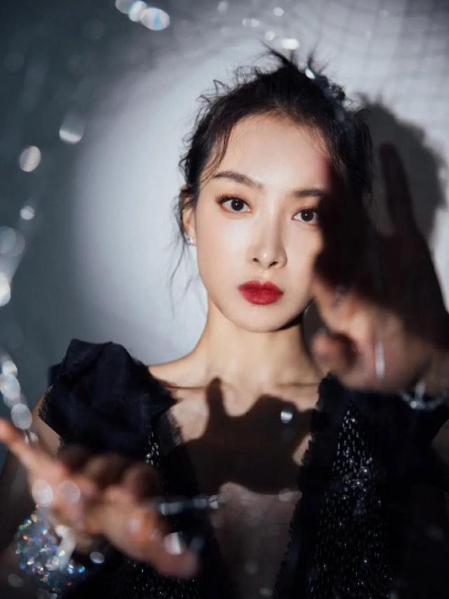 八位美女寫(xiě)真，風(fēng)姿綽約小天仙，驚鴻一瞥清流溪，有你喜歡的嗎？