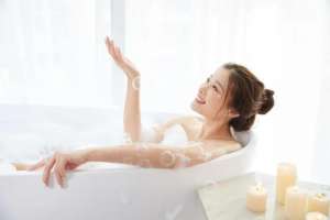 女人下面沒水是怎么回事(女性洗澡時，能順便“站著尿尿”嗎？這3個常識，早了解早獲益)