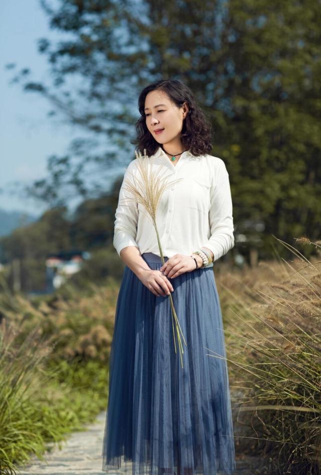 中年女士拍照姿勢推薦，8個姿勢必須掌握，拍照自然有氣質