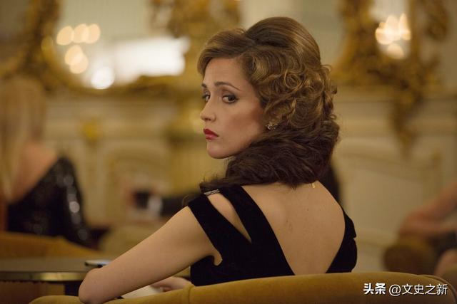 美女間諜辛西婭：色誘多個敵人，偷情報時暴露行蹤，脫光衣服保命