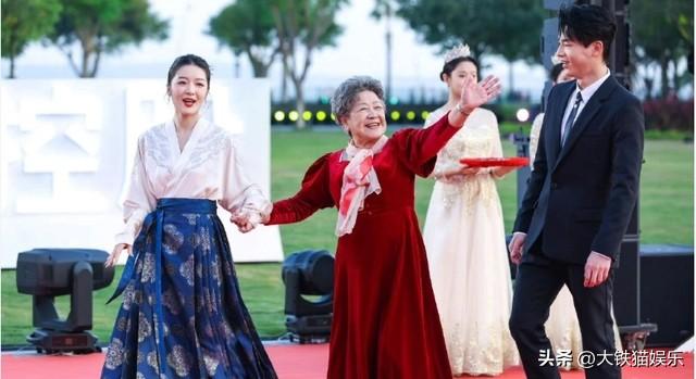 恭喜！女星紅毯斗艷“風(fēng)向”變了，捂得嚴(yán)實(shí)還艷壓群芳，才是真美