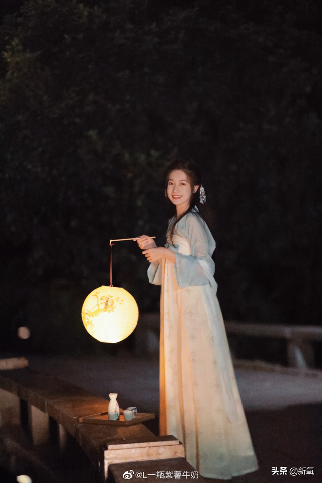 這張憂(yōu)郁的甜妹臉，隨便一張都是會(huì)被美少女們拿來(lái)做頭像的程度