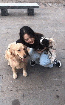 “妹子睡覺把腳伸我這，要給她點教訓嗎？”哈哈哈撓她的腳心才對