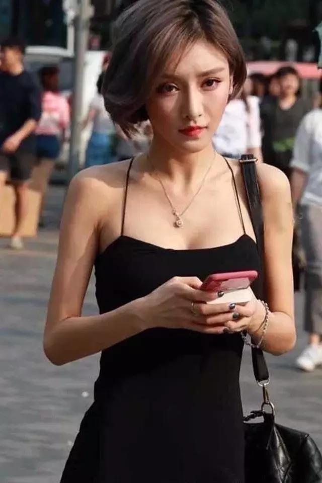 街拍美女：那些傲人上圍，緊身衣好身材的美女們！