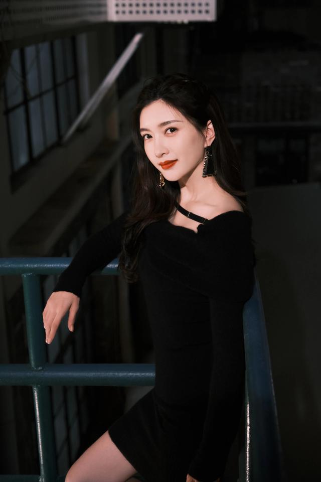 八位美女寫(xiě)真，風(fēng)姿綽約小天仙，驚鴻一瞥清流溪，有你喜歡的嗎？