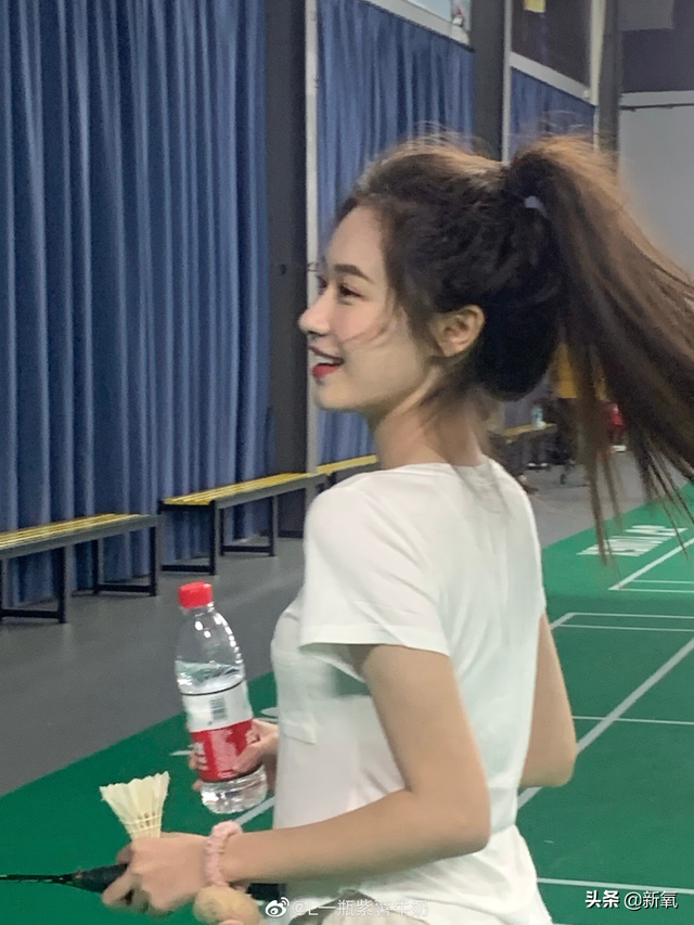 這張憂(yōu)郁的甜妹臉，隨便一張都是會(huì)被美少女們拿來(lái)做頭像的程度