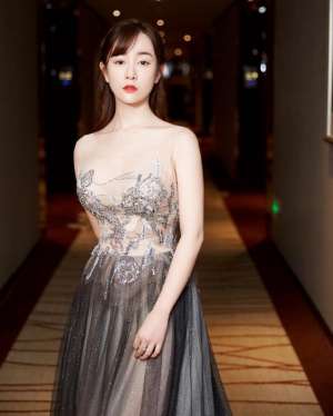 美女秀胸(張檬頻繁秀身材？綠色開口泳衣身材一覽無余，穿旗袍堪稱人間尤物)