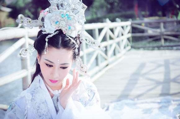 愛裸身嬉戲，你以為她是歷史第一紅顏禍水，其實(shí)她是可憐的女間諜