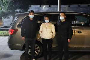 女人整容(通過整容躲避追逃，她潛逃25年，終被抓捕歸案)