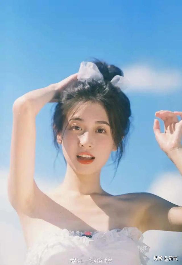 這張憂(yōu)郁的甜妹臉，隨便一張都是會(huì)被美少女們拿來(lái)做頭像的程度