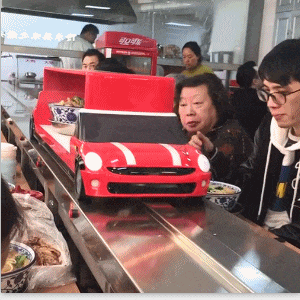 “妹子睡覺把腳伸我這，要給她點教訓嗎？”哈哈哈撓她的腳心才對