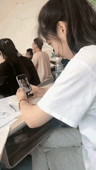 “妹子睡覺把腳伸我這，要給她點教訓嗎？”哈哈哈撓她的腳心才對