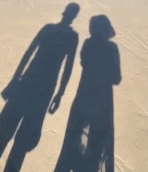 “妹子睡覺把腳伸我這，要給她點教訓嗎？”哈哈哈撓她的腳心才對