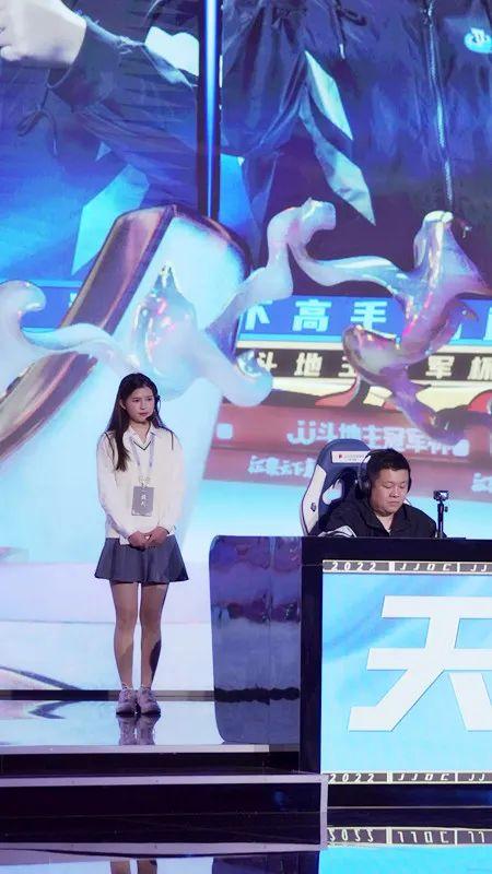 賽場靚麗風(fēng)景線——美女裁判