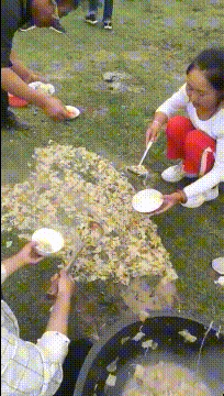 “妹子睡覺把腳伸我這，要給她點教訓嗎？”哈哈哈撓她的腳心才對