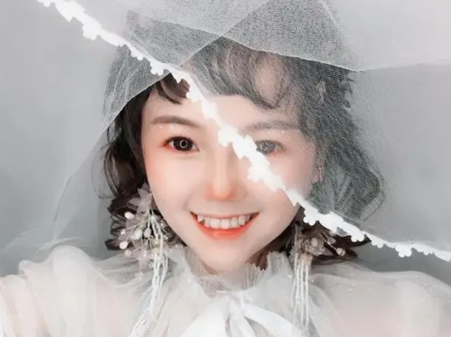 “最美袖珍人”黃韻伊，1米35酷似女明星，年入百萬仍然單身