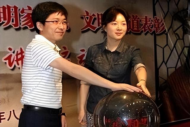 美女校花余敏燕，傍上市委書記上位，生下女兒后鋃鐺入獄