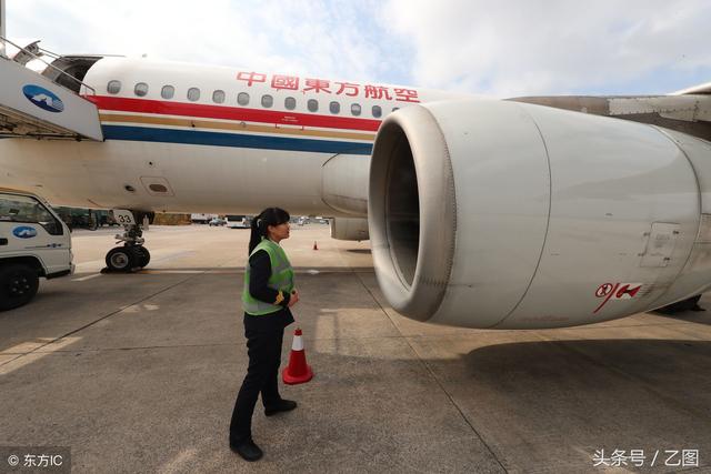 24歲美女駕民航客機(jī)一周飛四趟，從不穿裙子，第一次飛行滿手是汗