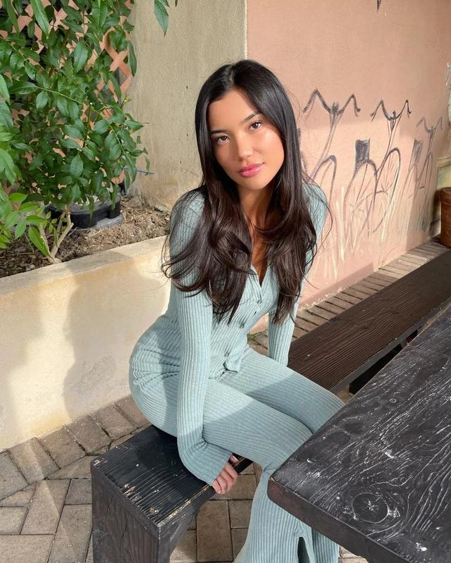 畫家的女模特？性感嫵媚的美國亞裔美女Camila Killa