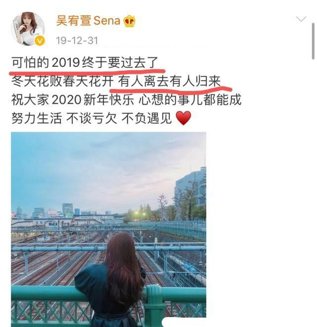 張檬頻繁秀身材？綠色開口泳衣身材一覽無余，穿旗袍堪稱人間尤物