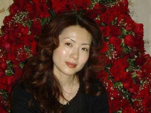 17歲男孩與38歲干姨錯(cuò)愛(ài)，被發(fā)現(xiàn)后跳樓，我們的孩子怎么了？