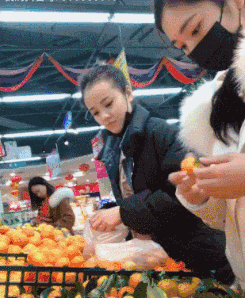 “妹子睡覺把腳伸我這，要給她點教訓嗎？”哈哈哈撓她的腳心才對