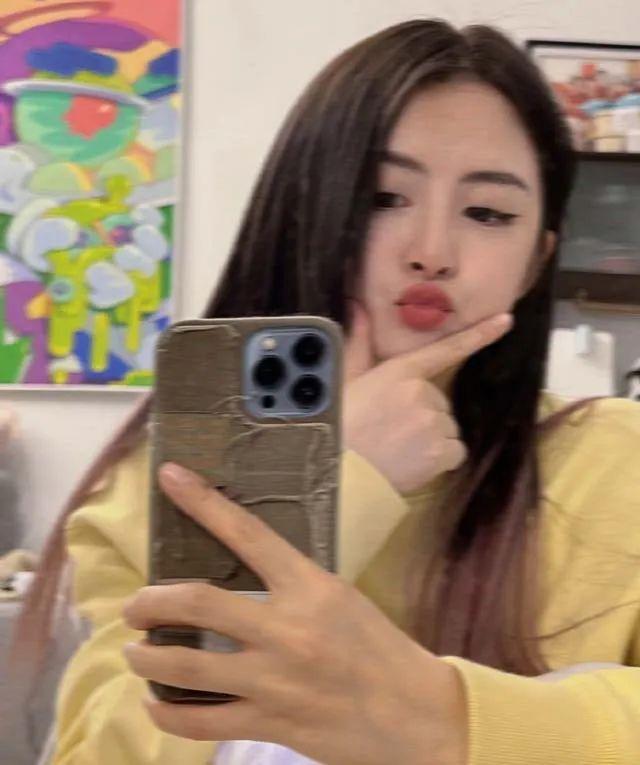 美女籃球主播小南曬照，黃色衣服吸睛，本人美到糊掉了