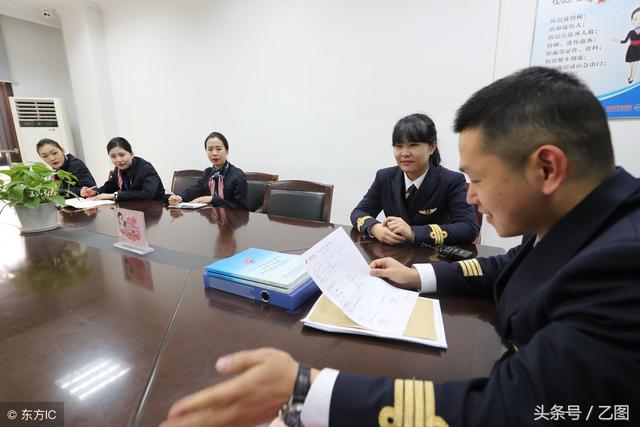 24歲美女駕民航客機(jī)一周飛四趟，從不穿裙子，第一次飛行滿手是汗