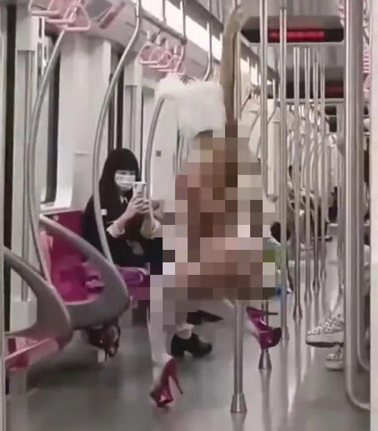 “女子在上海地鐵車廂衣著暴露供人拍照”，警方最新通報→