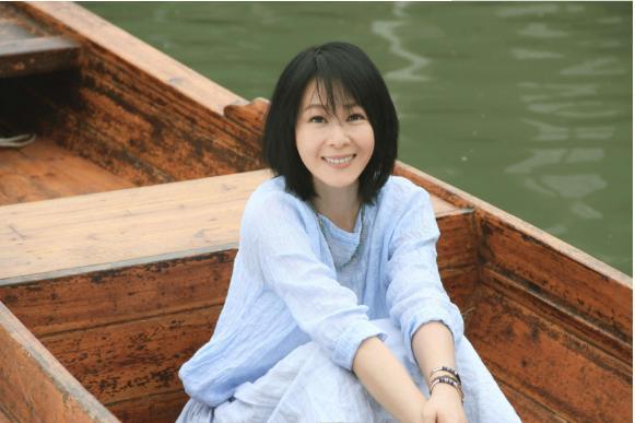 51歲劉若英一襲“陰溝裙”好撩人，氣質(zhì)優(yōu)雅如少女，讓人不敢直視