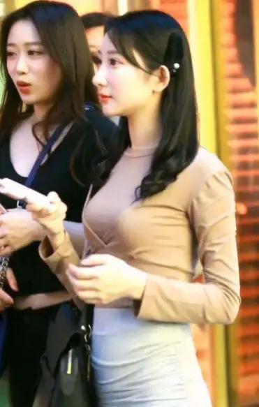 冷艷豐滿美女的制服誘惑，性感嬌俏肥胸翹臀，楚楚動(dòng)人！