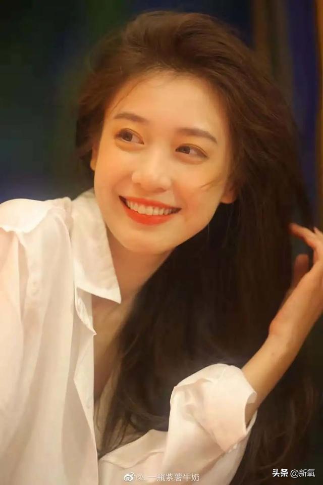 這張憂(yōu)郁的甜妹臉，隨便一張都是會(huì)被美少女們拿來(lái)做頭像的程度