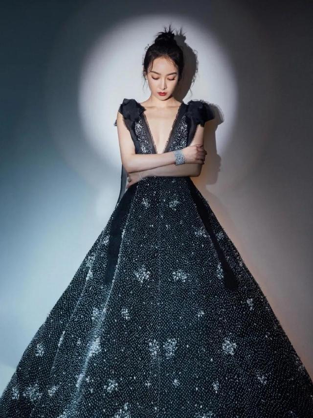 八位美女寫(xiě)真，風(fēng)姿綽約小天仙，驚鴻一瞥清流溪，有你喜歡的嗎？