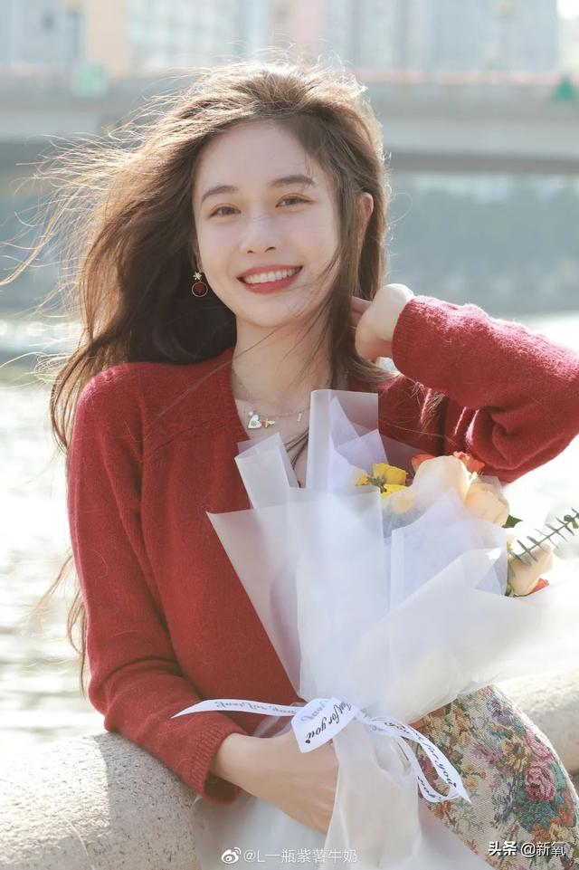 這張憂(yōu)郁的甜妹臉，隨便一張都是會(huì)被美少女們拿來(lái)做頭像的程度