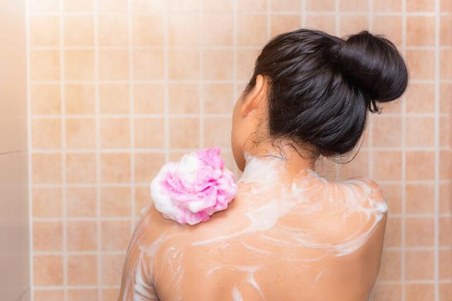 女生的屁股后面，為啥會有兩坨“黑印子”？扒一扒女生的小秘密