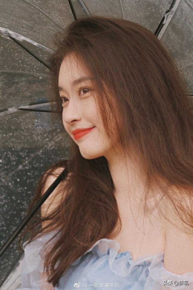 這張憂(yōu)郁的甜妹臉，隨便一張都是會(huì)被美少女們拿來(lái)做頭像的程度