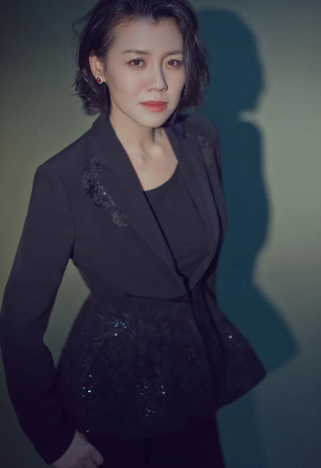 “自帶苦相”的九位女星，個(gè)個(gè)愁容滿面，演什么都喪，太吃虧了