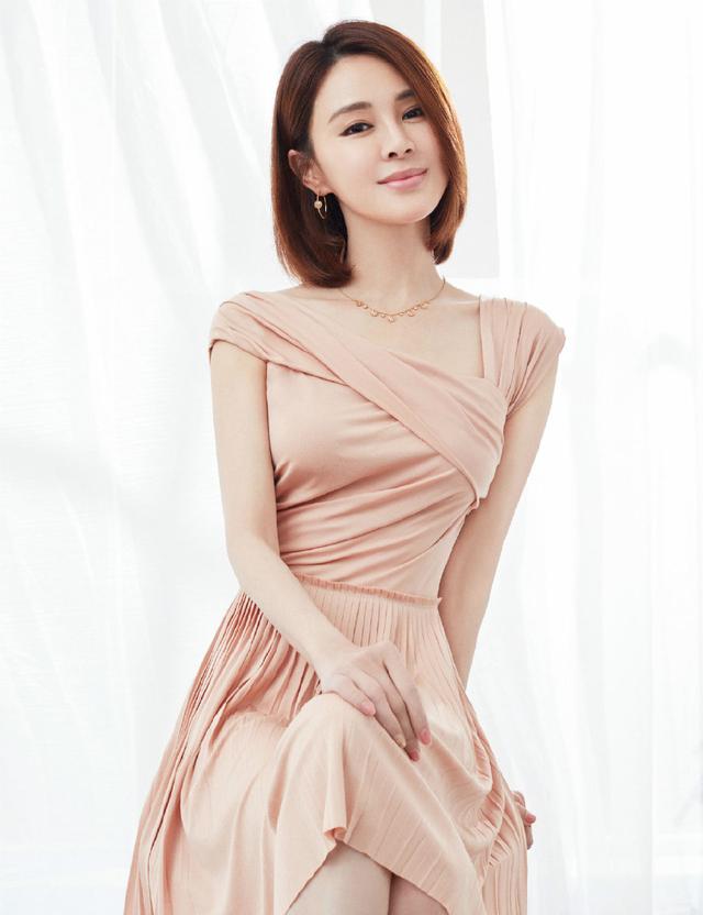 她是佟大為的妻子，今穿裸粉色連衣裙嫩如少女，同框女兒更像姐妹