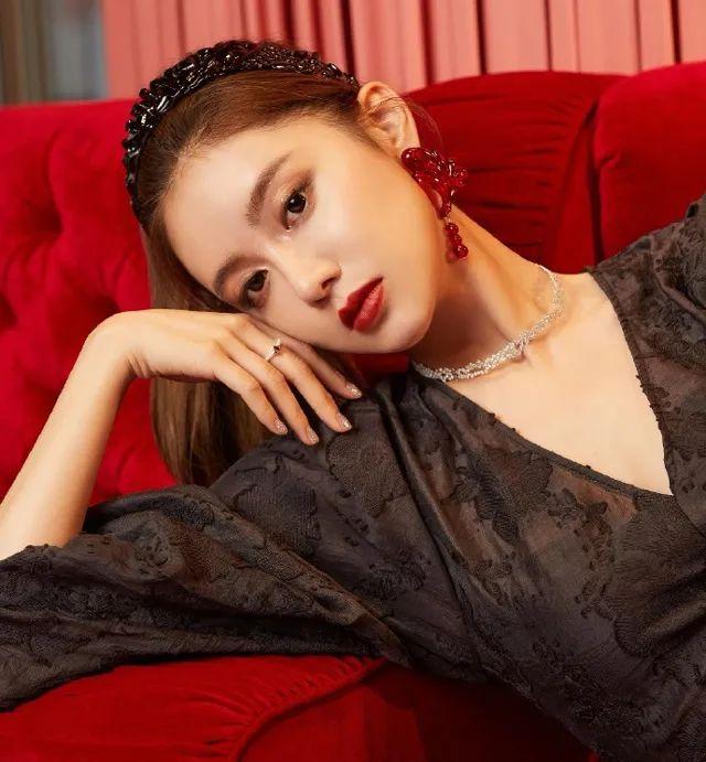 美女籃球主播小南曬照，黃色衣服吸睛，本人美到糊掉了