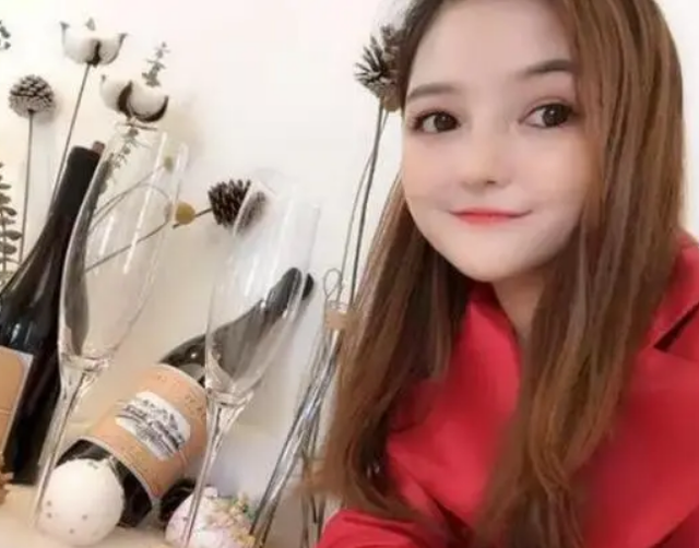 “最美袖珍人”黃韻伊，1米35酷似女明星，年入百萬仍然單身