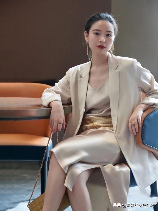 皮膚偏黃偏黑的女人，少穿大紅大綠！換成這些“高級色”，真洋氣