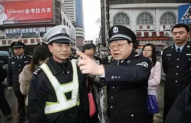 “打黑局長(zhǎng)”文強(qiáng)墮落史：霸占女警花10年，被捕時(shí)家中發(fā)現(xiàn)2000萬(wàn)