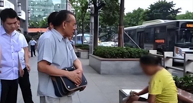 失蹤9月,女博士挺孕肚流落街頭,發(fā)瘋坐路邊傻笑,到底經(jīng)歷了什么？