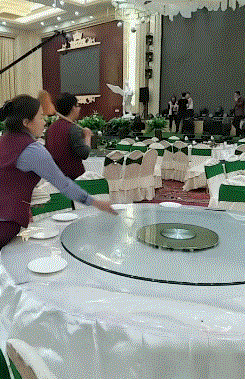 “妹子睡覺把腳伸我這，要給她點教訓嗎？”哈哈哈撓她的腳心才對