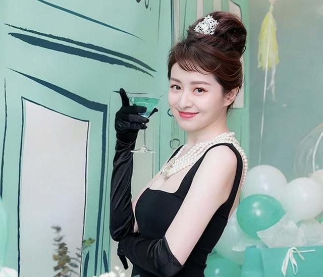 香港知名女星愛上空中瑜伽，大秀豐滿好身材，因裙子太透疑走光