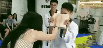 “妹子睡覺把腳伸我這，要給她點教訓嗎？”哈哈哈撓她的腳心才對