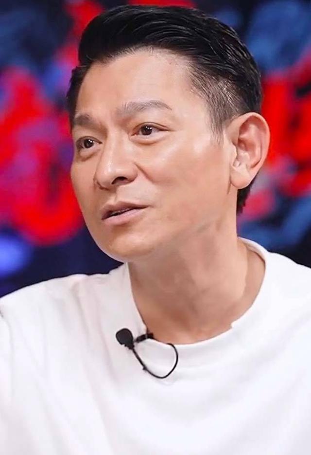 娛樂圈又出丑聞，知名導演和夜店女性發(fā)生關(guān)系，拍視頻讓女方舔腳