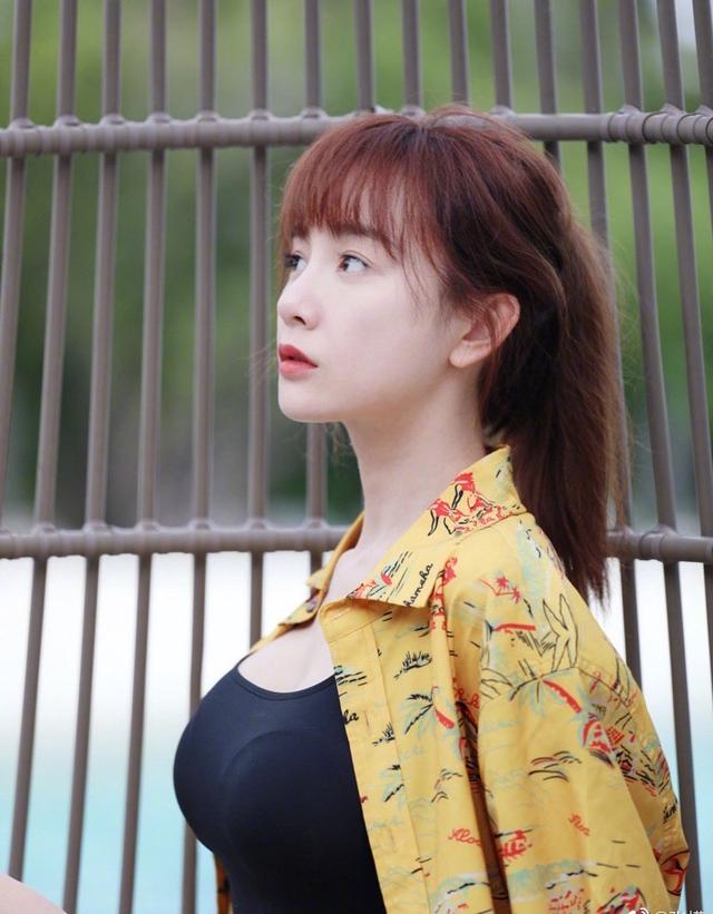 張檬頻繁秀身材？綠色開口泳衣身材一覽無余，穿旗袍堪稱人間尤物