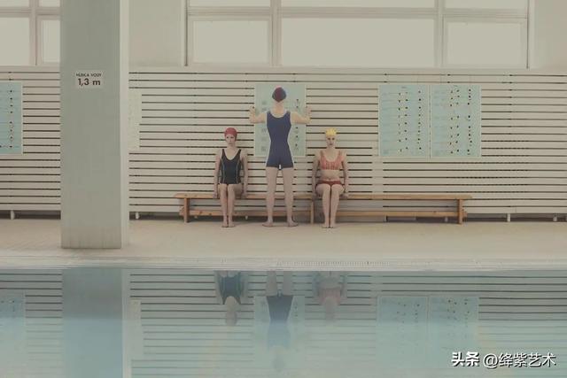 她專拍泳池美女，被評為頂級攝影師，作品氛圍感十足