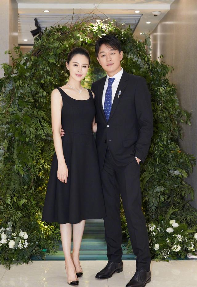 她是佟大為的妻子，今穿裸粉色連衣裙嫩如少女，同框女兒更像姐妹